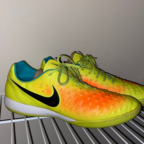 nike soccer shoes - Picture 3 of 4